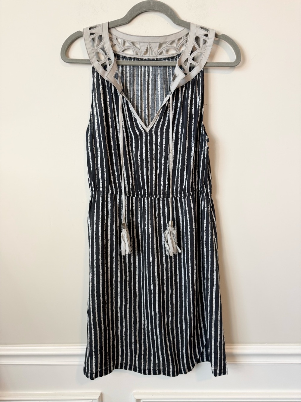 THML Anthro Gray & Navy eyelet Sleeveless shift dress size medium